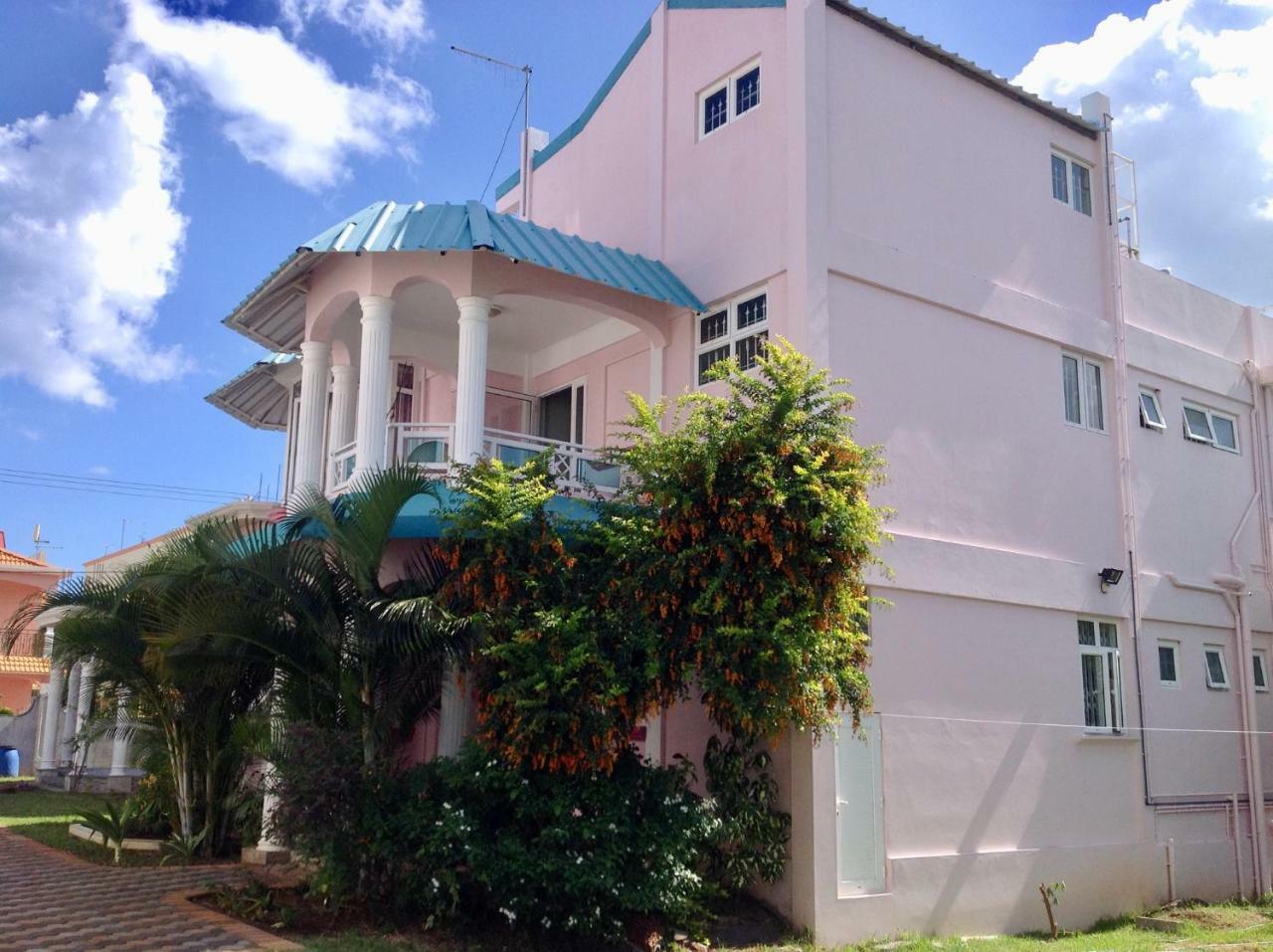 Fayruz Villa Is A 3 Bedroom, 3 Bathroom Detached House With Ac And Swimming Pool 5 Minutes Walk From Flic En Flac Public Beach Экстерьер фото