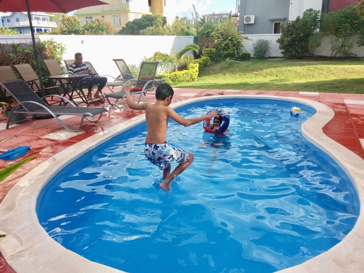 Fayruz Villa Is A 3 Bedroom, 3 Bathroom Detached House With Ac And Swimming Pool 5 Minutes Walk From Flic En Flac Public Beach Экстерьер фото
