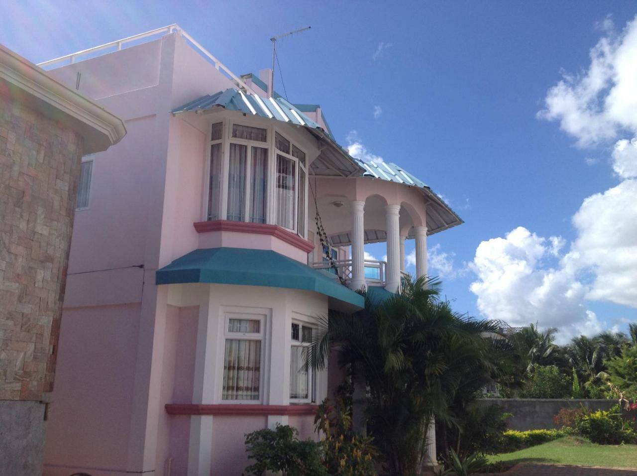 Fayruz Villa Is A 3 Bedroom, 3 Bathroom Detached House With Ac And Swimming Pool 5 Minutes Walk From Flic En Flac Public Beach Экстерьер фото