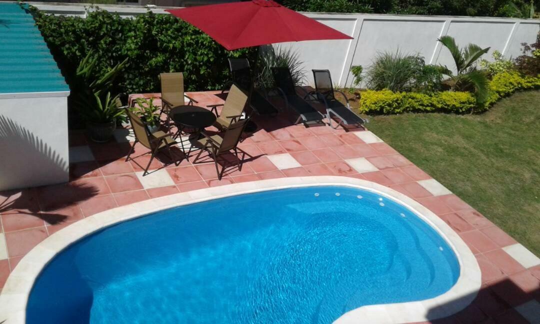 Fayruz Villa Is A 3 Bedroom, 3 Bathroom Detached House With Ac And Swimming Pool 5 Minutes Walk From Flic En Flac Public Beach Экстерьер фото
