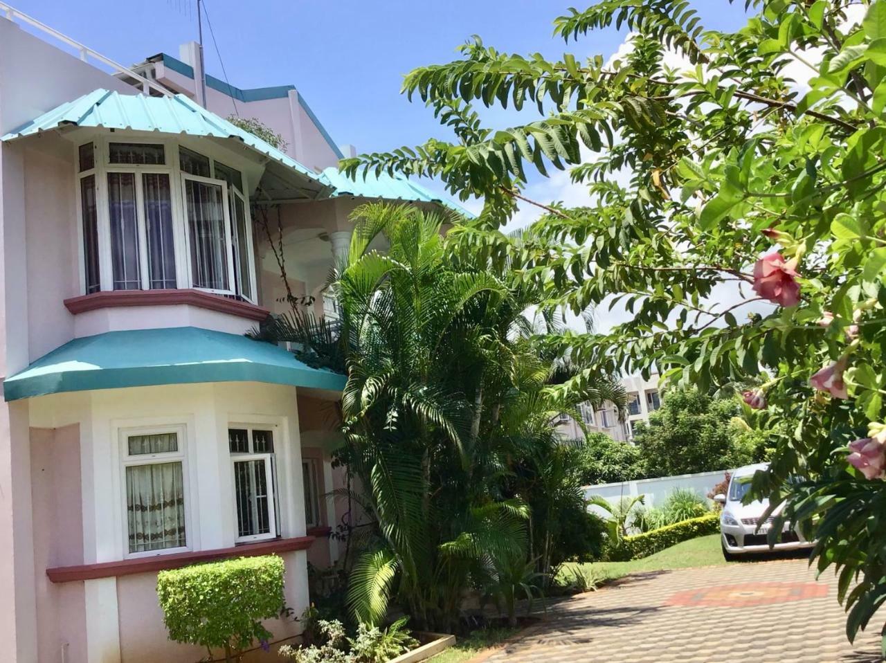 Fayruz Villa Is A 3 Bedroom, 3 Bathroom Detached House With Ac And Swimming Pool 5 Minutes Walk From Flic En Flac Public Beach Экстерьер фото