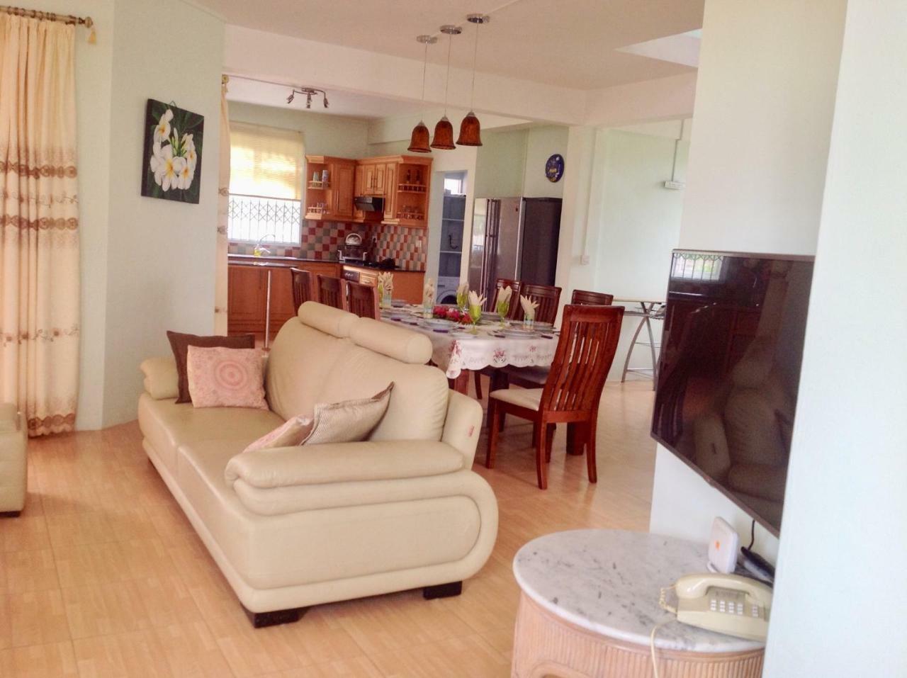 Fayruz Villa Is A 3 Bedroom, 3 Bathroom Detached House With Ac And Swimming Pool 5 Minutes Walk From Flic En Flac Public Beach Экстерьер фото