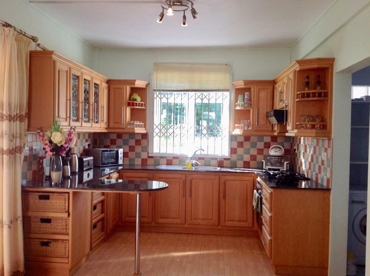 Fayruz Villa Is A 3 Bedroom, 3 Bathroom Detached House With Ac And Swimming Pool 5 Minutes Walk From Flic En Flac Public Beach Экстерьер фото